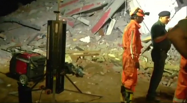 Hindistan'da bina çöktü