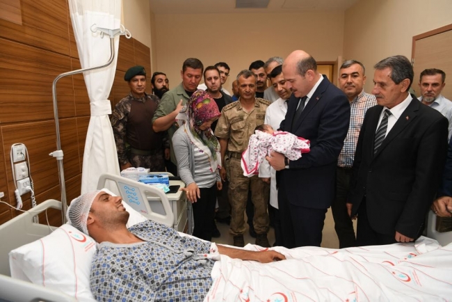 İçişleri Bakanı Soylu Adıyaman'da yaralı askerleri ziyaret etti