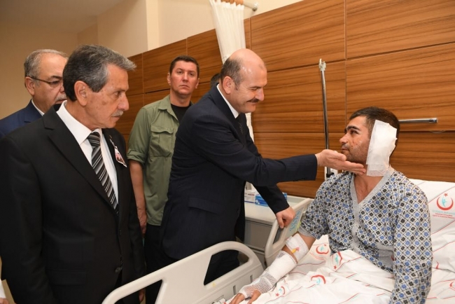 İçişleri Bakanı Soylu Adıyaman'da yaralı askerleri ziyaret etti