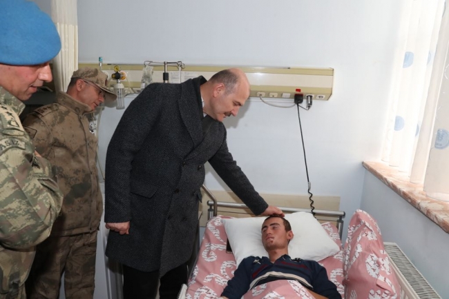İçişleri Bakanı Süleyman Soylu Hakkari'de yaralı askerleri ziyaret etti