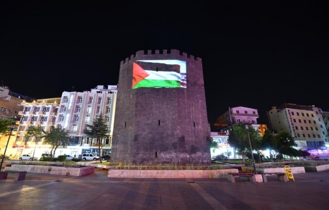 Diyarbakır'da tarihi yapılara Filistin bayrağı yansıtıldı