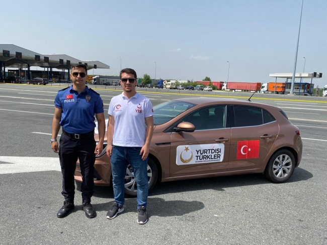 YTB Türkiye’ye tatile gelen vatandaşları sınırda karşılıyor