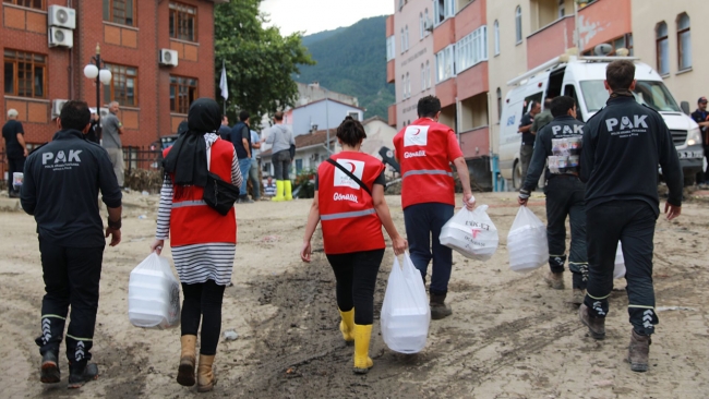 Türk Kızılay sel bölgesinde aralıksız çalışıyor