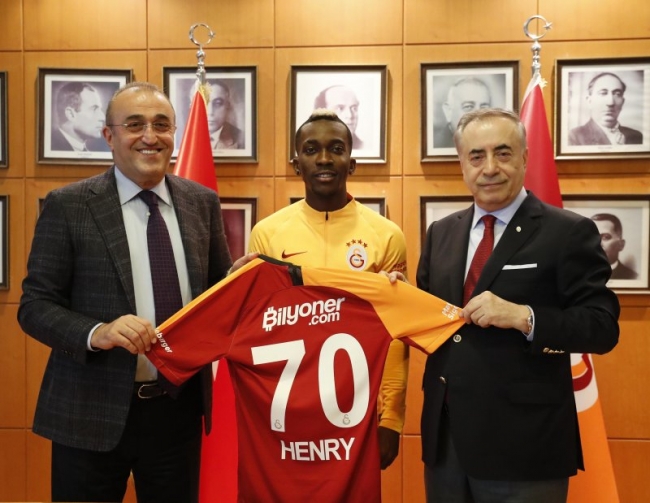 Onyekuru imzayı attı