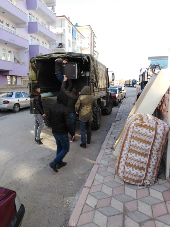 Depremzedelerin eşyalarını Jandarma taşıyor