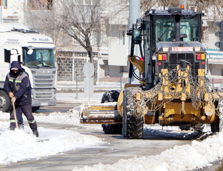 Erzurum'da kar seferberliği: Günde 500 kamyon kar şehir dışına taşınıyor
