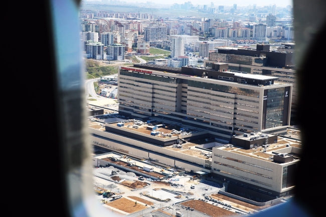 Cumhurbaşkanı Erdoğan pandemi hastanelerini havadan inceledi