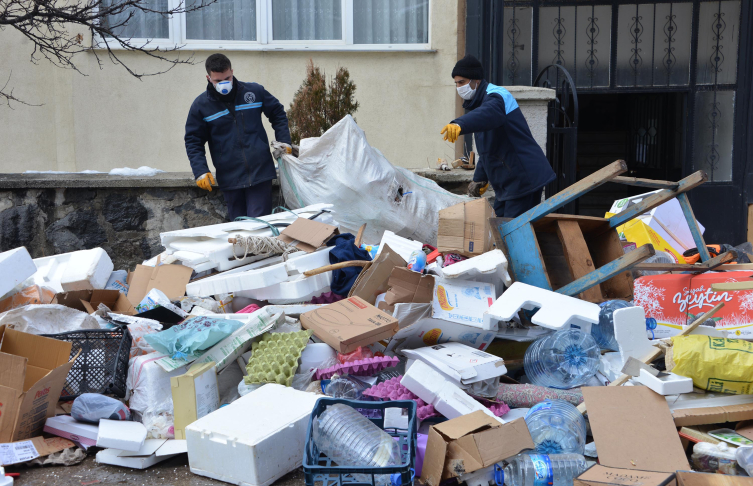 Erzurum’da bir evden 25 ton çöp çıkarıldı