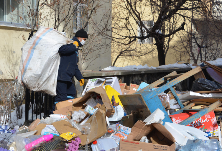 Erzurum’da bir evden 25 ton çöp çıkarıldı