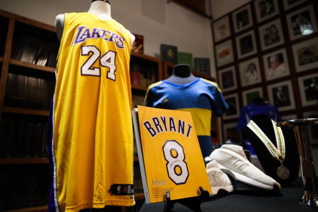 Kobe Bryant'ın el izine 75 bin dolar