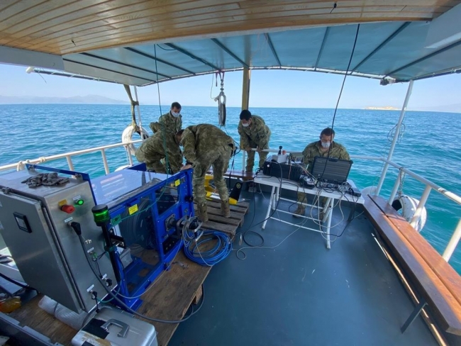 Van Gölü'nde batan tekneyi arama çalışmaları sürüyor