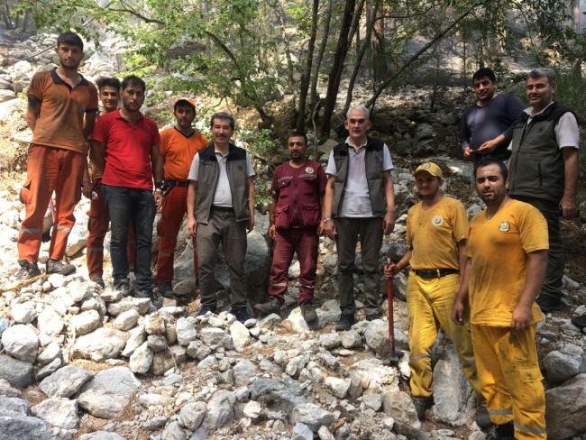 Bir gecede 7 kilometre hortum çekerek yangını kontrol altına aldılar