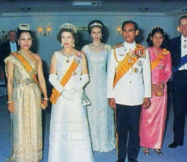 Kraliçe Elizabeth modayı diplomasi olarak kullandı