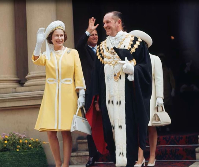 Kraliçe Elizabeth modayı diplomasi olarak kullandı