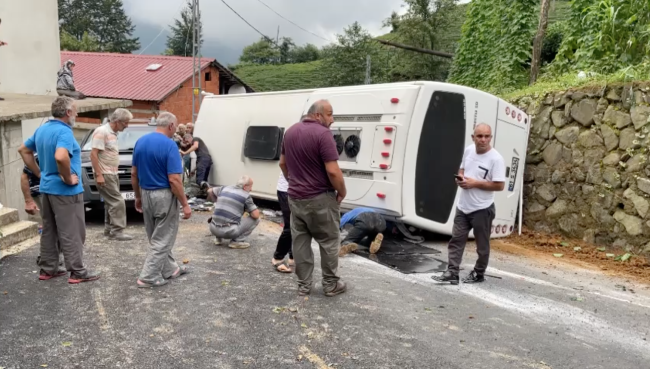 Rize'de tur otobüsü devrildi: 3'ü ağır 24 yaralı
