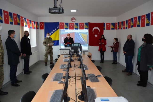 Mehmetçik'ten Bosna Hersek'teki bir okula Türkçe dershanesi