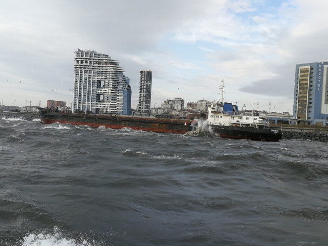 İstanbul'da fırtınanın sürüklediği gemi karaya oturdu