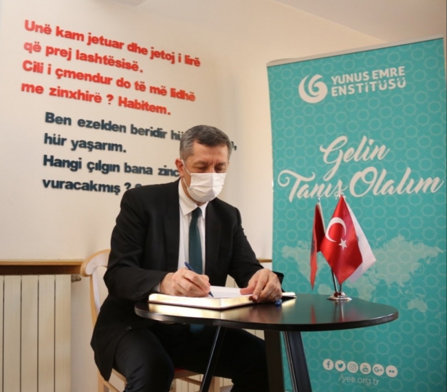 Bakan Selçuk Arnavutluk'ta Türkçe eğitim gören öğrencilerle buluştu