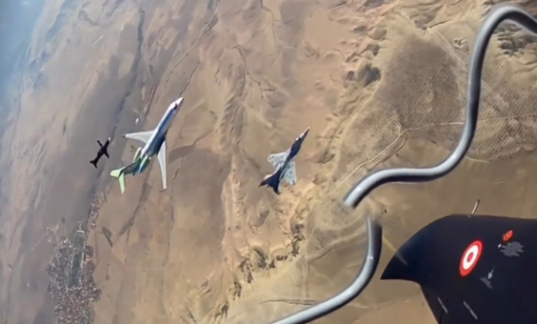 HAVA SOJ uçağı, F-16 ÖZGÜR ve Hürkuş'un birlikte icra ettiği test uçuşlarından bir kare.