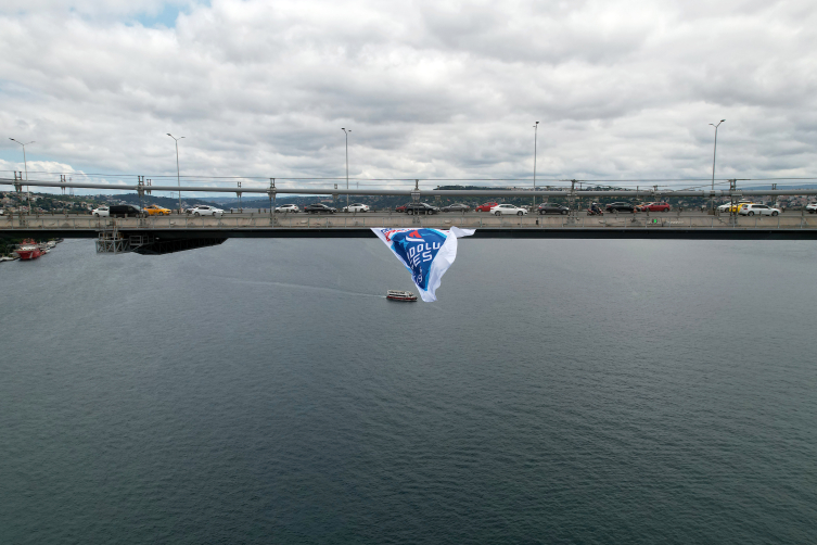 Anadolu Efes'in şampiyonluk bayrakları İstanbul Boğazı'nda dalgalanıyor