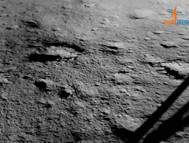 Hindistan'ın Ay gezgini keşif gezisine başladı: İşte ilk fotoğraflar