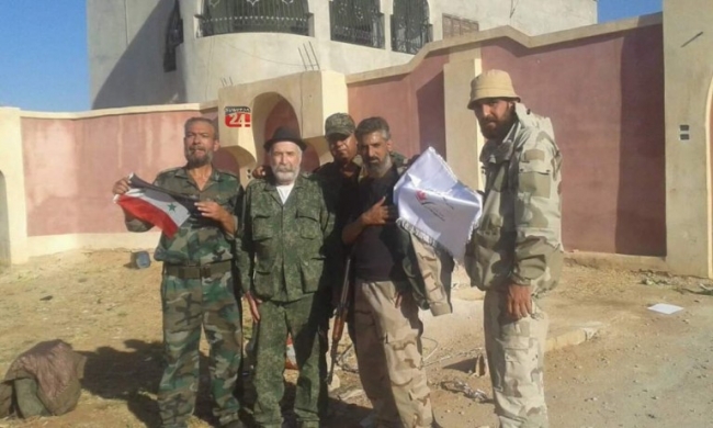 Suriye Ulusal Gençlik Partisi'nin Süveyda kenti sorumlusu Şelbi Şair, Deyrizor'da milislerle... Fotoğraf: suwayda24