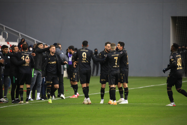 Konyaspor tek golle zirve takibini sürdürdü