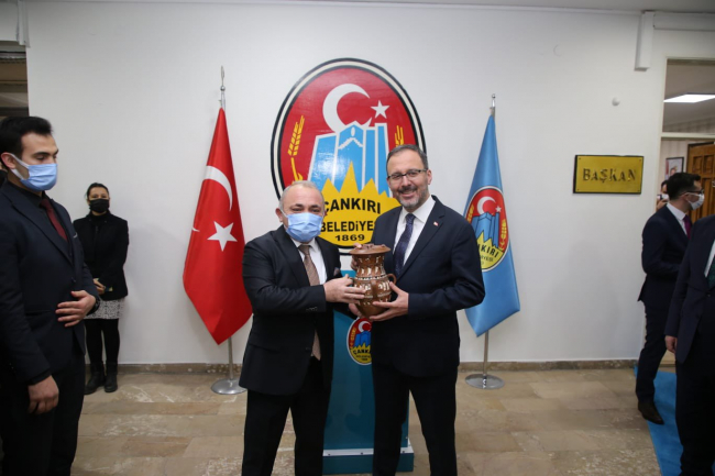 Bakan Kasapoğlu, gençlerle bir araya geldi