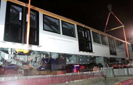İstanbul'un yeni metro vagonları raylara böyle indirildi