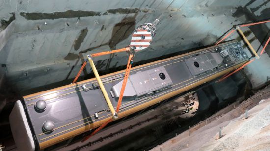 İstanbul'un yeni metro vagonları raylara böyle indirildi