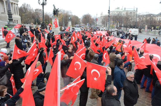 Avusturya'da "Teröre Lanet, Demokrasiye Davet" mitingi