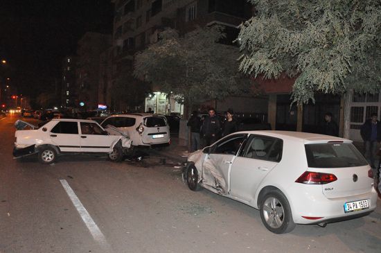 Freni boşalan kamyon, 4 otomobile çarptı