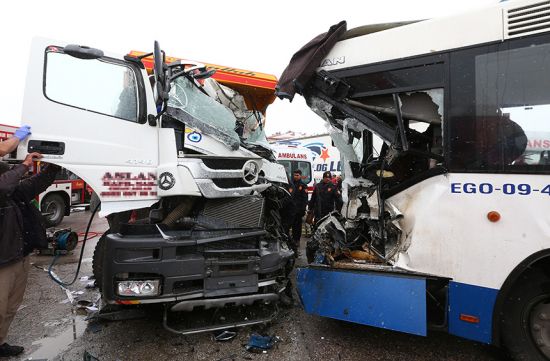 Ankara'da belediye otobüsü hafriyat kamyonuyla çarpıştı