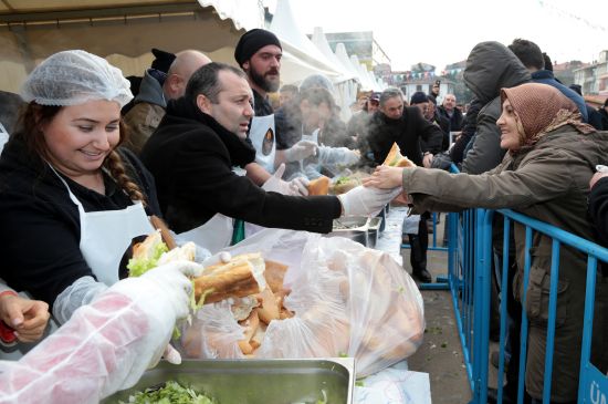Ümraniye'de 3 ton hamsi vatandaşlara dağıtıldı