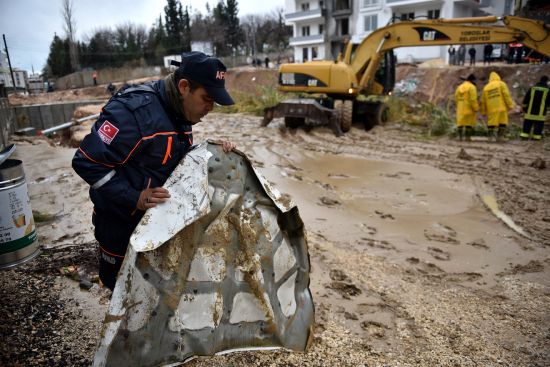 Mersin'de biri bebek iki kişiyi arama çalışmaları sürüyor