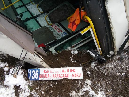 Bursa'da halk otobüsü devrildi
