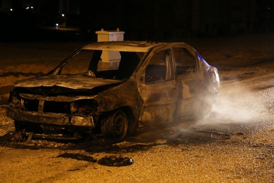 Taksiciyi darbedip taksisini yaktılar