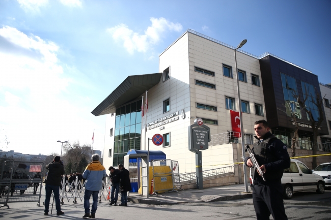 Freni patlayan kamyonet Emniyet'in bariyerlerine çarptı