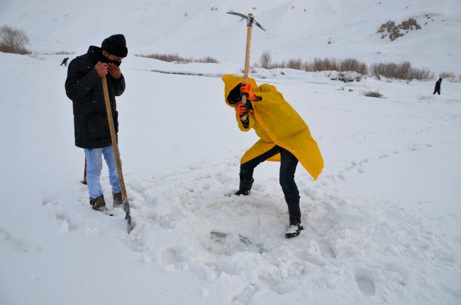 Buz tutan derede alabalık avı