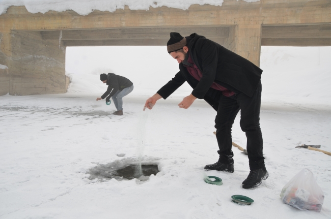 Buz tutan derede alabalık avı
