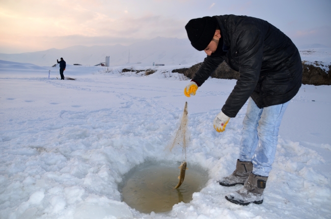 Buz tutan derede alabalık avı