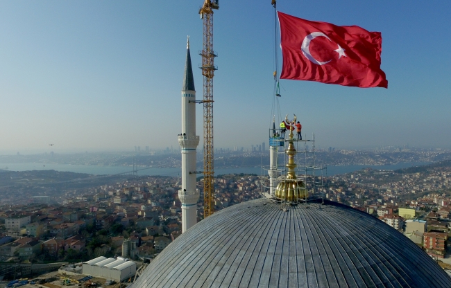 Çamlıca Camisinin alemi törenle yerleştirildi