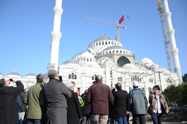 Çamlıca Camisinin alemi törenle yerleştirildi