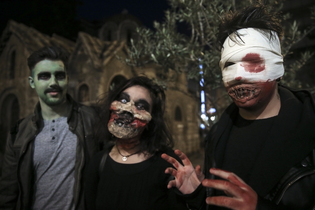 Yunanistan sokaklarını zombiler bastı