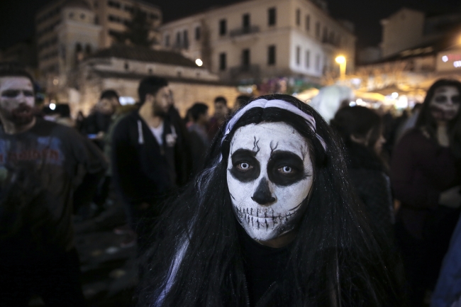 Yunanistan sokaklarını zombiler bastı