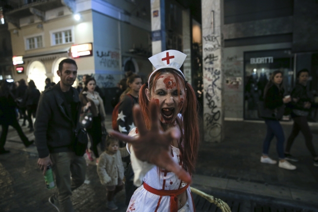 Yunanistan sokaklarını zombiler bastı