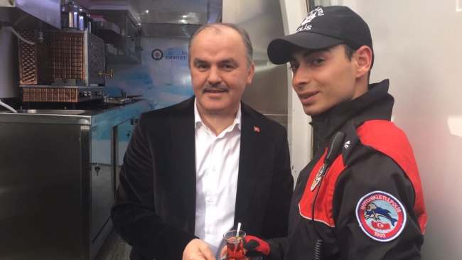 Sokakta çalışan polisin içi ısınacak