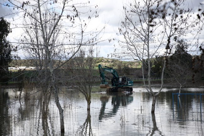 Sular altında kalan çiftlikte yüzlerce tavuk telef oldu