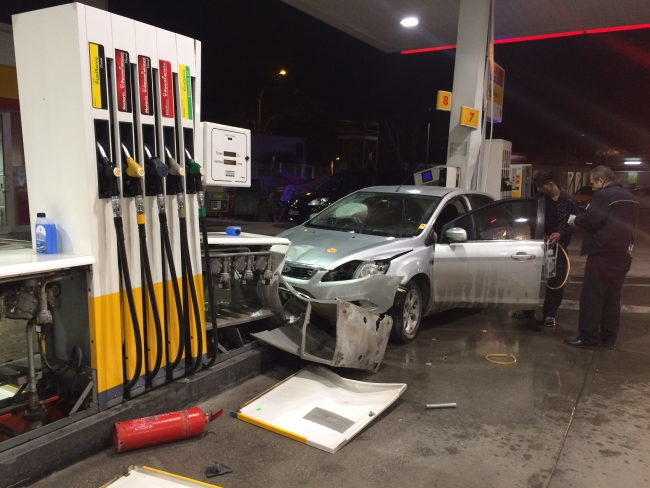 Kaza yapan otomobil akaryakıt istasyonuna girdi