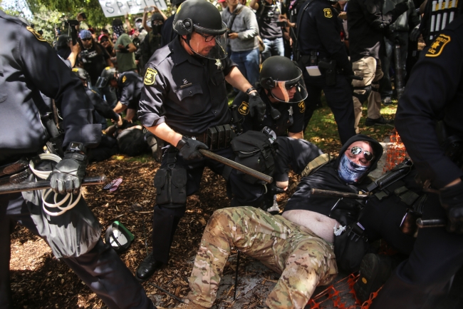 Trump destekçileri ile karşıtları çatıştı